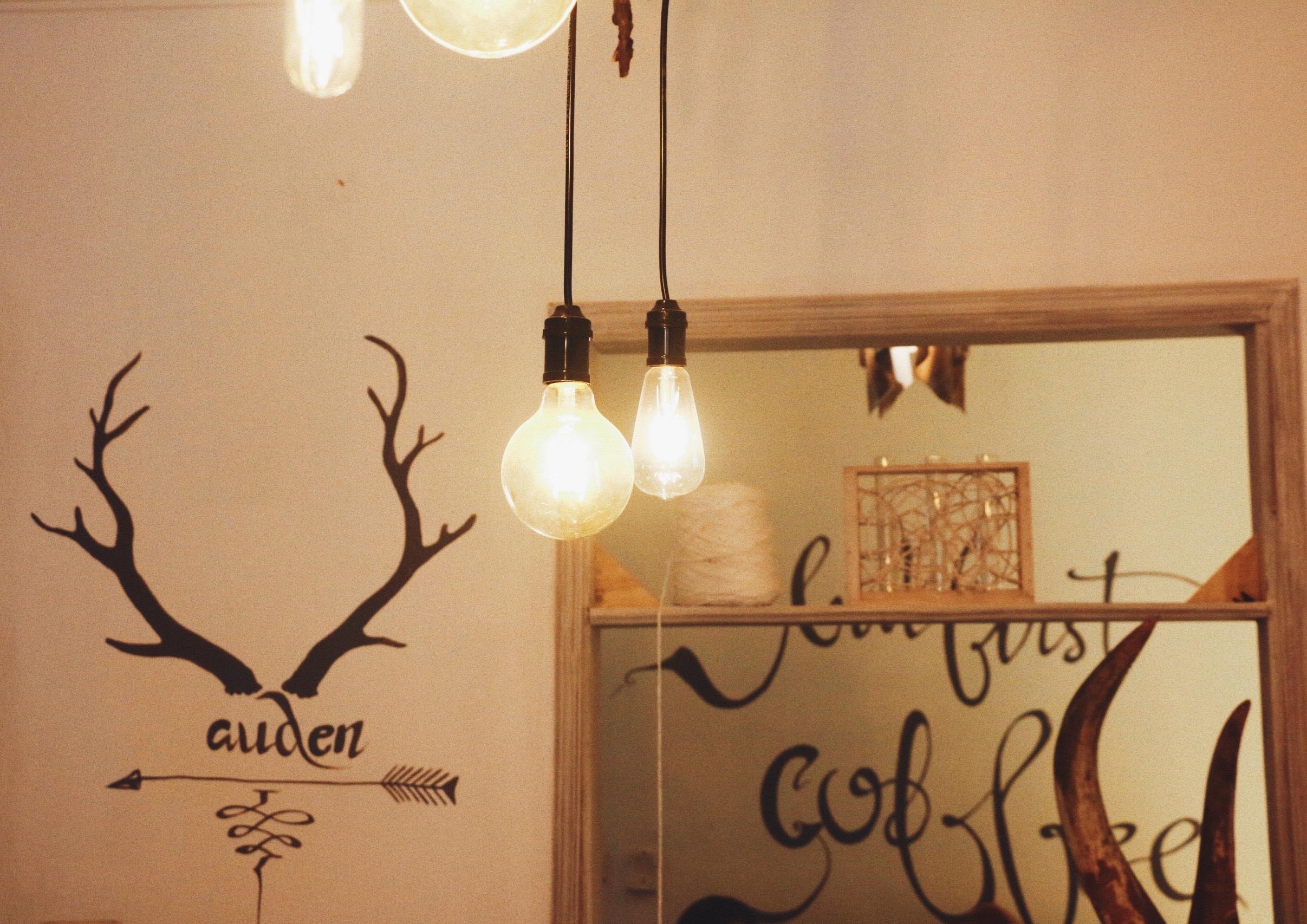 Thêm một điểm quán không thể bỏ lỡ: Auden Coffee phong cách Bohemian trên phố Thái Thịnh lac vao khong gian nghe thuat dam phong cach bohemian ngay tren pho thai thinh
