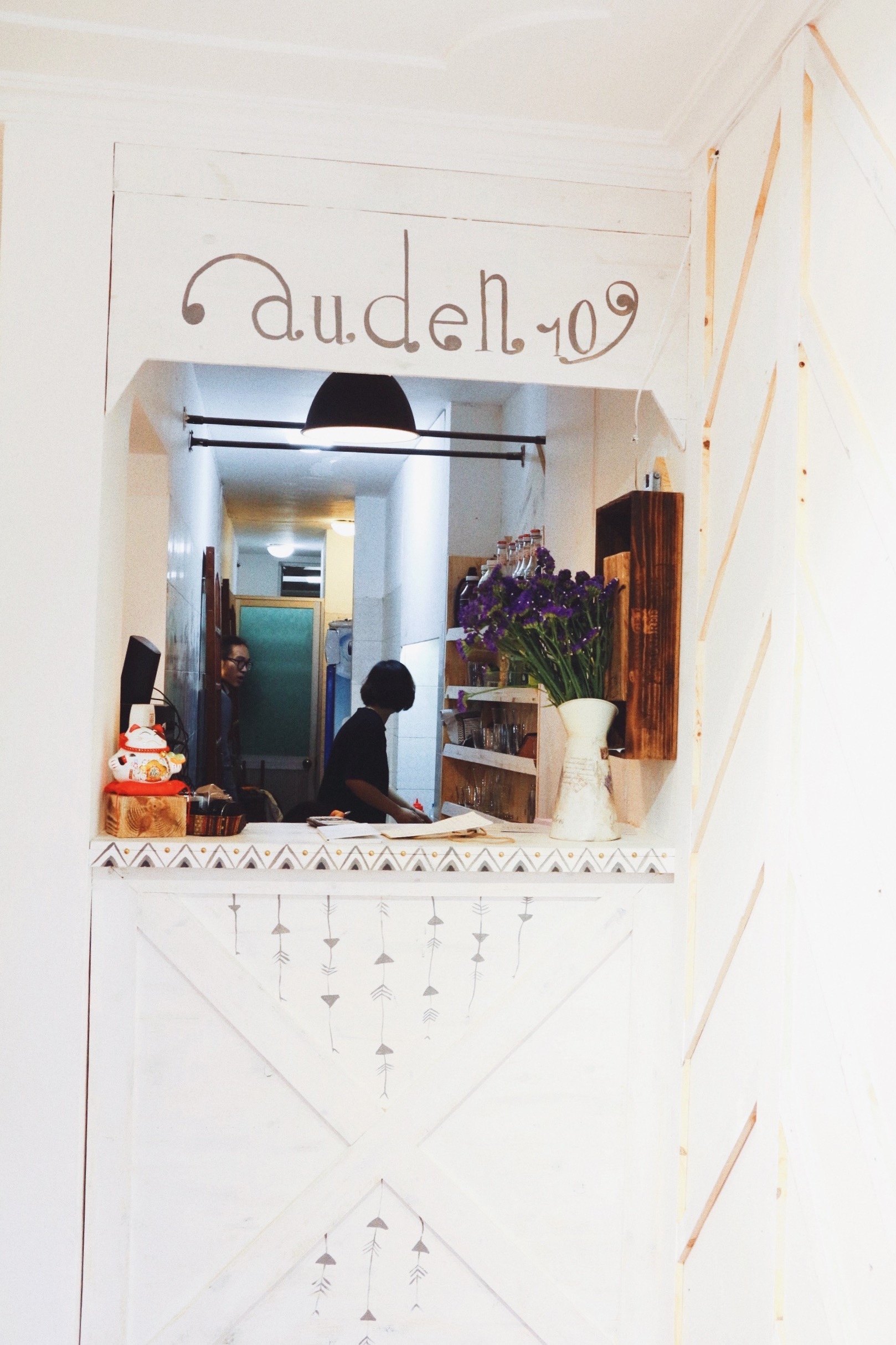 Thêm một điểm quán không thể bỏ lỡ: Auden Coffee phong cách Bohemian trên phố Thái Thịnh lac vao khong gian nghe thuat dam phong cach bohemian ngay tren pho thai thinh