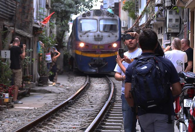 khach tay dua gion voi tu than o xom duong tau ha noi