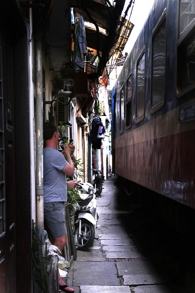 khach tay dua gion voi tu than o xom duong tau ha noi