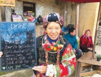 cu ba 71 tuoi to chuc tour du lich nong nghiep lam du khach thich me