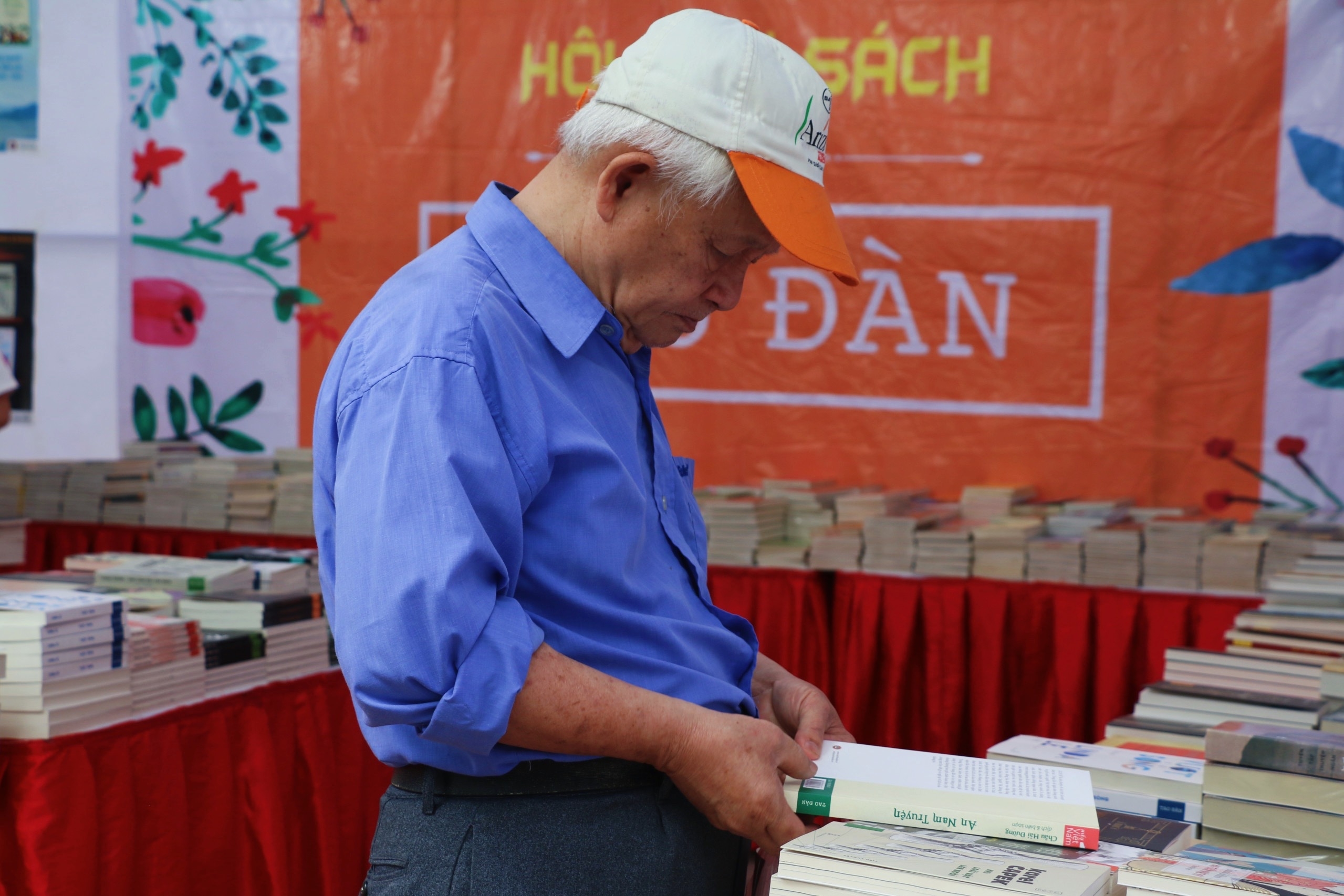 Hội chợ sách giá rẻ thu hút người dân thủ đô hoi cho sach gia re thu hut nguoi dan thu do