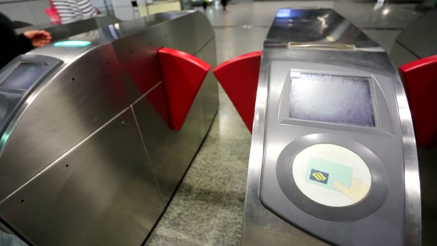 huong dan chi tiet cach di chuyen bang he thong mrt singapore