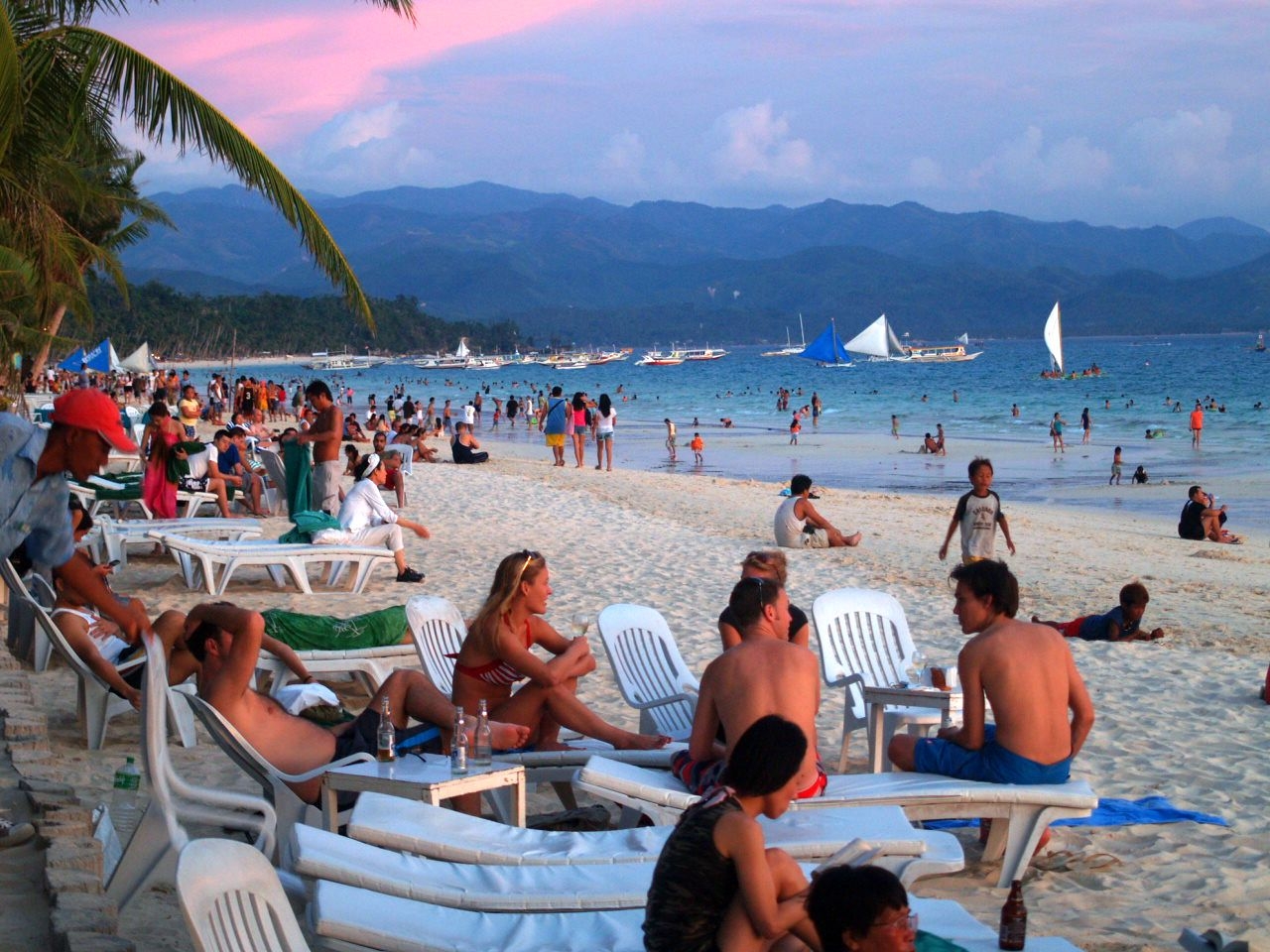 'Thiên đường' biển Boracay trước khi đóng cửa đã từng đẹp và hút du khách như thế nào? thien duong bien boracay truoc khi dong cua da tung dep va hut du khach nhu the nao