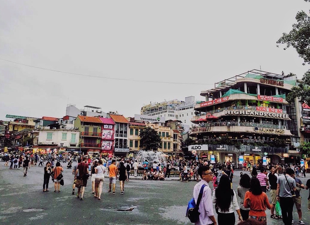 pho di bo quanh ho guom hut du khach va nguoi dan thu do den xem choi ngay dau ky nghi le