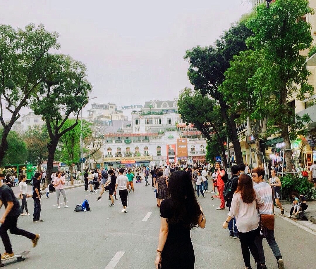 pho di bo quanh ho guom hut du khach va nguoi dan thu do den xem choi ngay dau ky nghi le