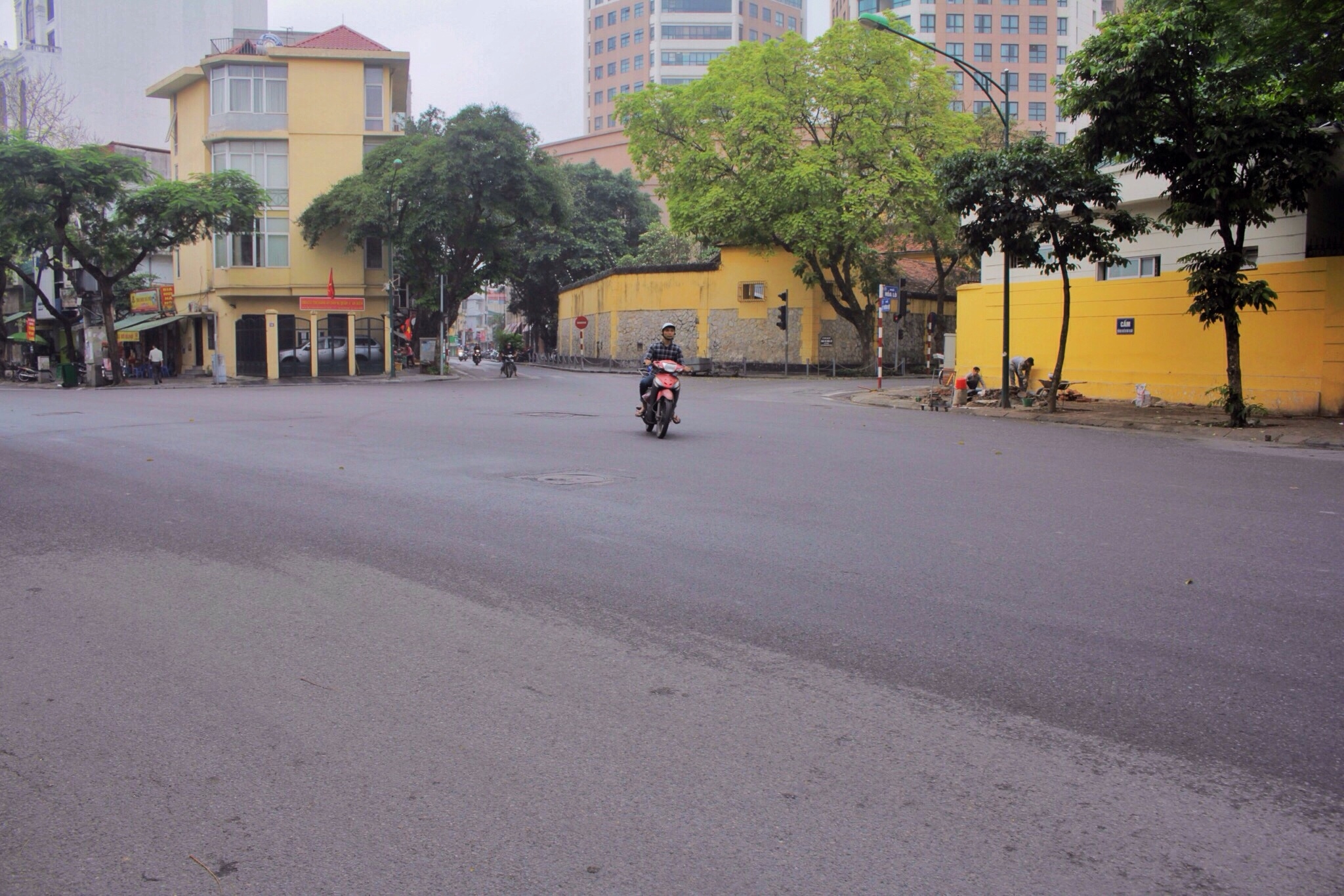 duong pho ha noi vang ve thenh thang trong ngay thu hai nghi le