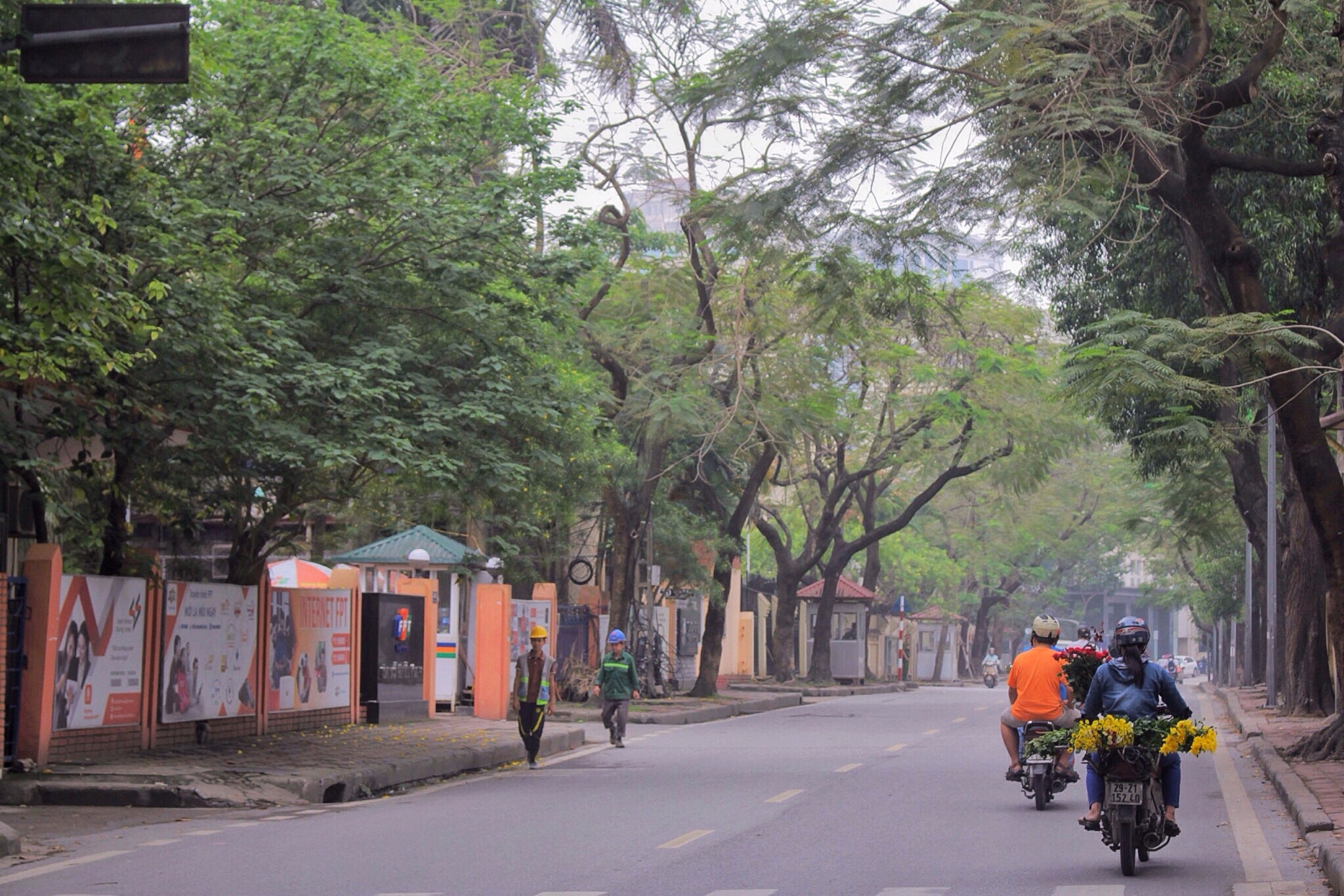 duong pho ha noi vang ve thenh thang trong ngay thu hai nghi le