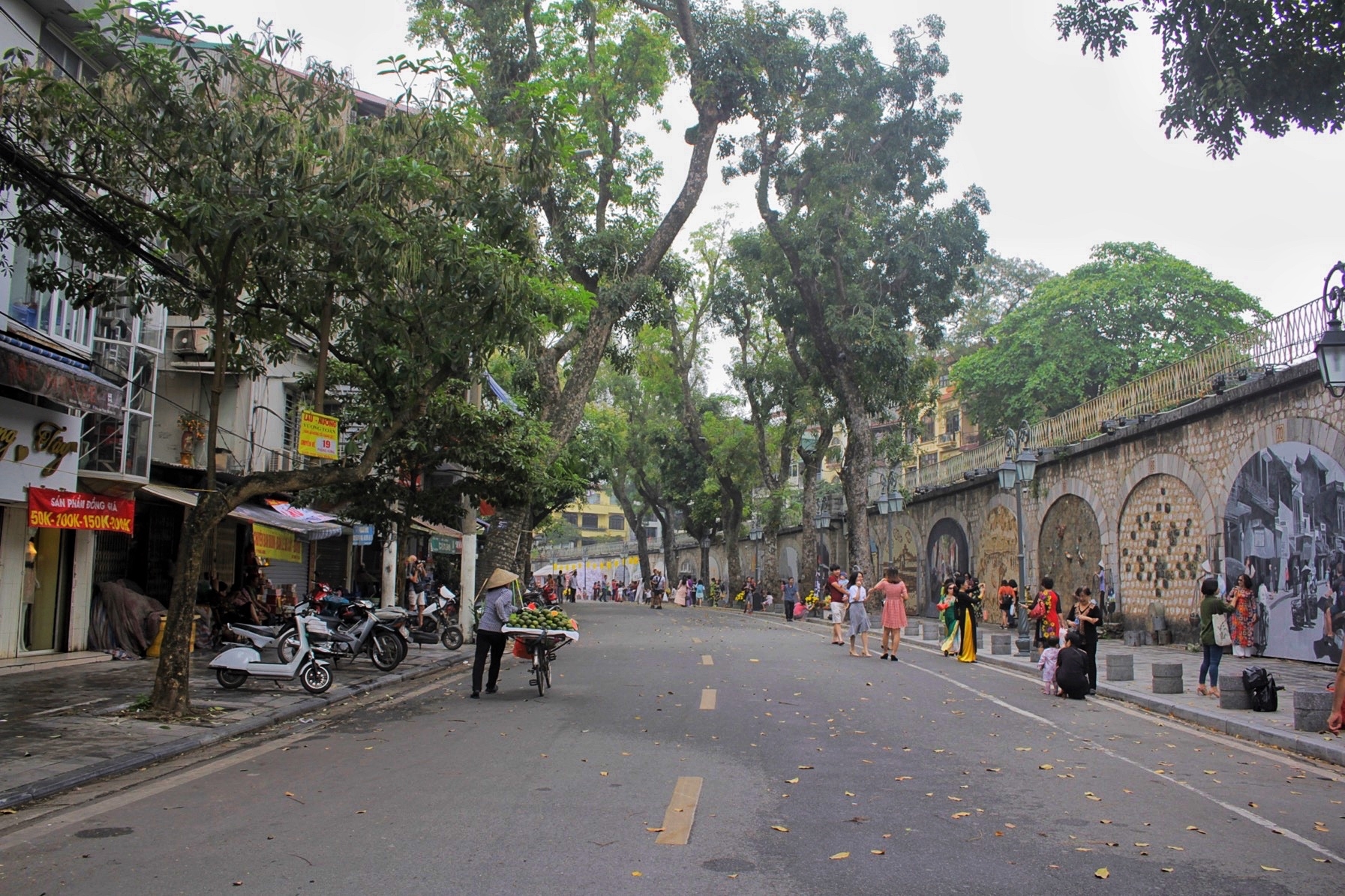 duong pho ha noi vang ve thenh thang trong ngay thu hai nghi le