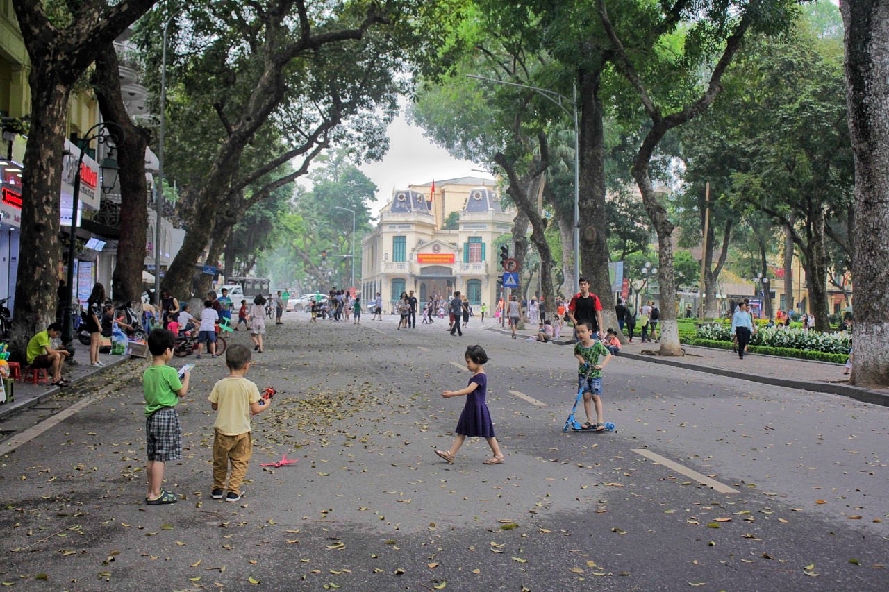 duong pho ha noi vang ve thenh thang trong ngay thu hai nghi le