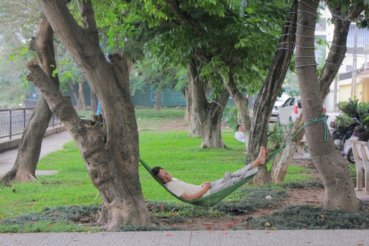 duong pho ha noi vang ve thenh thang trong ngay thu hai nghi le