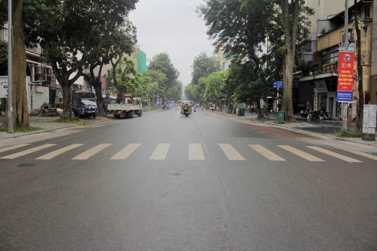 duong pho ha noi vang ve thenh thang trong ngay thu hai nghi le