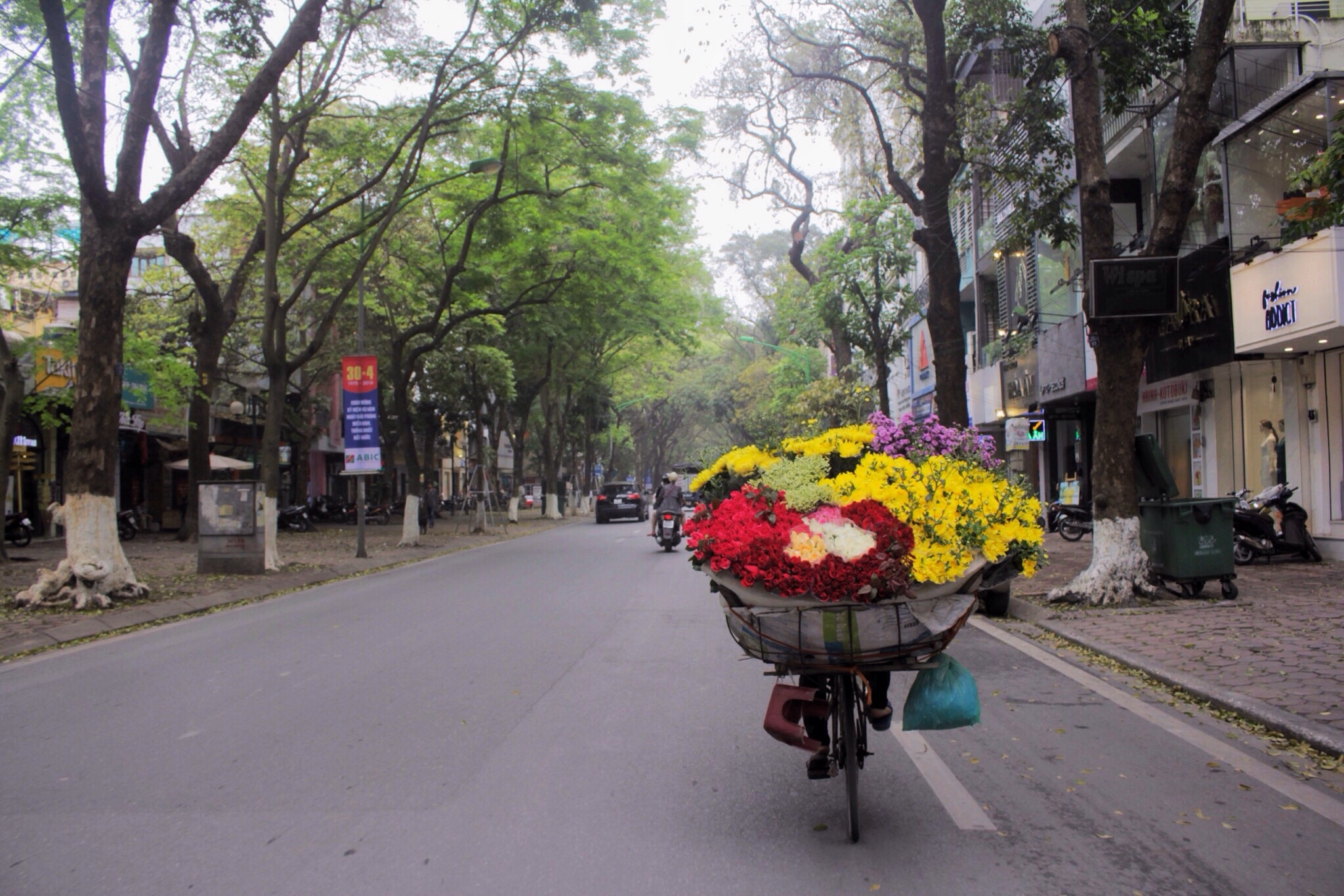 duong pho ha noi vang ve thenh thang trong ngay thu hai nghi le