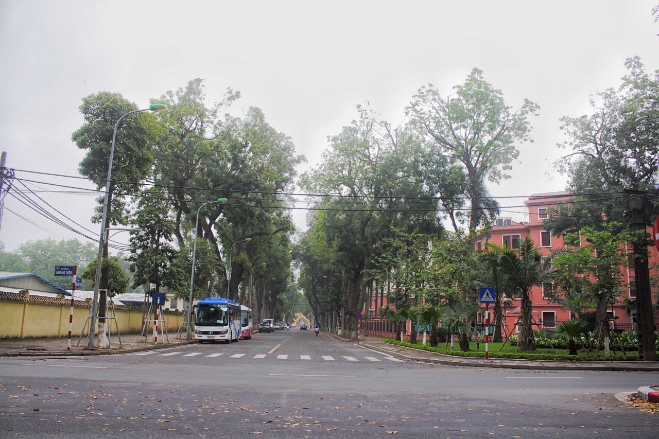 duong pho ha noi vang ve thenh thang trong ngay thu hai nghi le