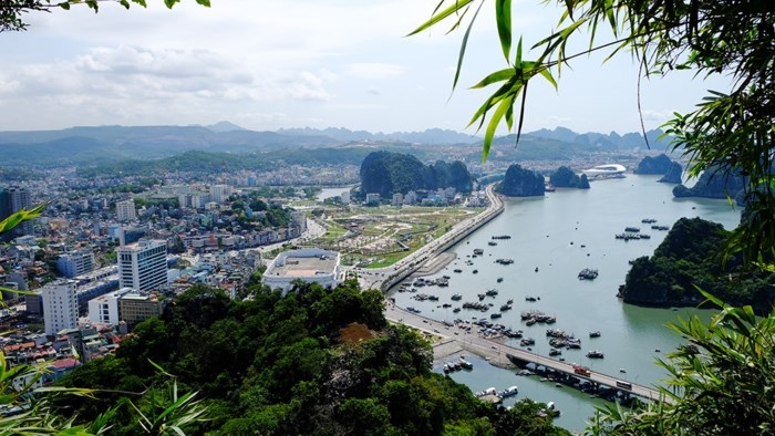 Ngắm kỳ quan vịnh Hạ Long từ 'kính viễn vọng' đặc biệt trong kỳ nghỉ lễ ngam ky quan vinh ha long tu kinh vien vong dac biet trong ky nghi le