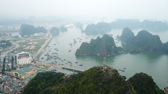 Ngắm kỳ quan vịnh Hạ Long từ 'kính viễn vọng' đặc biệt trong kỳ nghỉ lễ ngam ky quan vinh ha long tu kinh vien vong dac biet trong ky nghi le
