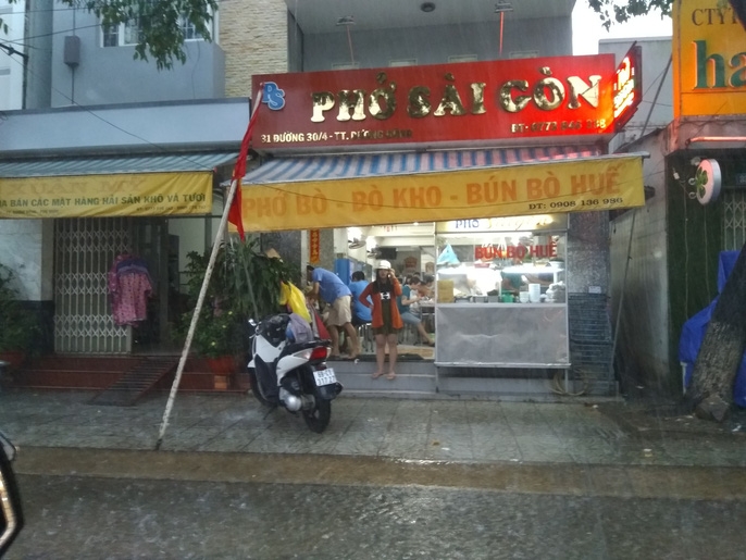 du khach phai thay doi lich trinh vi phu quoc mua rat to vao sang 304