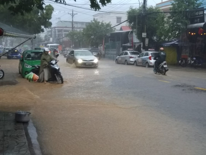 du khach phai thay doi lich trinh vi phu quoc mua rat to vao sang 304