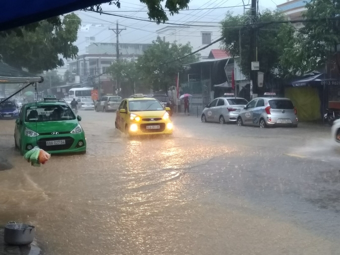 du khach phai thay doi lich trinh vi phu quoc mua rat to vao sang 304