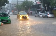Du khách phải thay đổi lịch trình vì Phú Quốc mưa rất to vào sáng 30/4