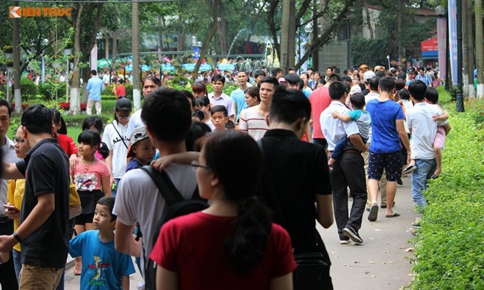 hang nghin nguoi chen chan den cong vien thu le ngay 304