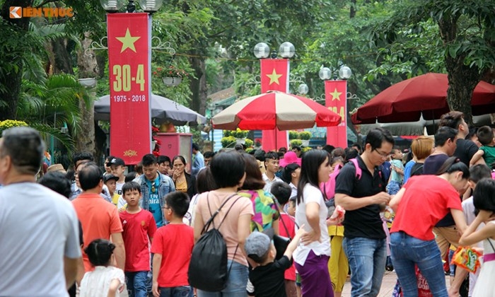 hang nghin nguoi chen chan den cong vien thu le ngay 304