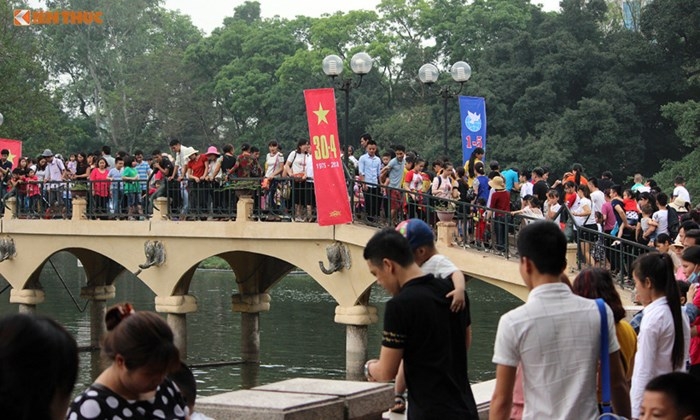 hang nghin nguoi chen chan den cong vien thu le ngay 304