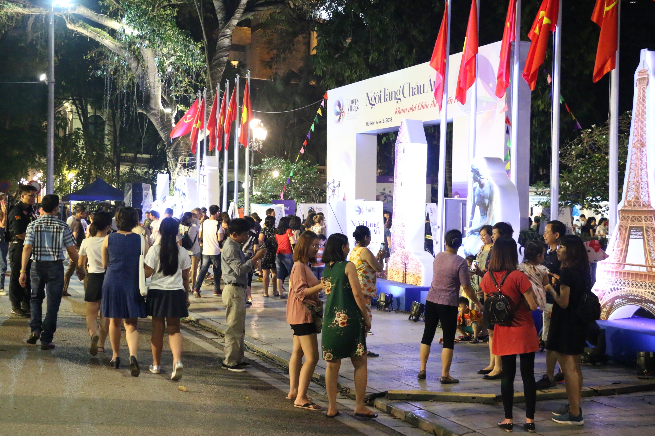 Ngôi làng Châu Âu 2018 thu hút đông đảo người dân thủ đô ngày khai mạc ngoi lang chau au 2018 thu hut dong dao nguoi dan thu do ngay khai mac