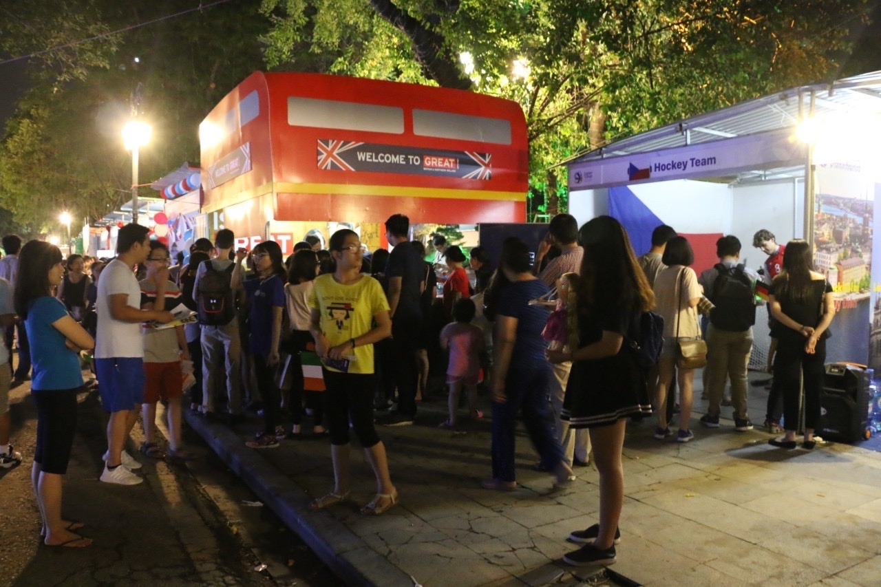 Ngôi làng Châu Âu 2018 thu hút đông đảo người dân thủ đô ngày khai mạc ngoi lang chau au 2018 thu hut dong dao nguoi dan thu do ngay khai mac