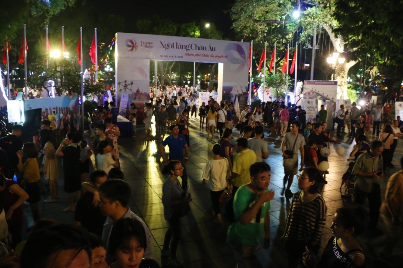 Ngôi làng Châu Âu 2018 thu hút đông đảo người dân thủ đô ngày khai mạc ngoi lang chau au 2018 thu hut dong dao nguoi dan thu do ngay khai mac