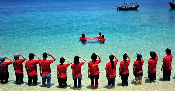 hon nua kho bau bi lang quen giua long dai duong