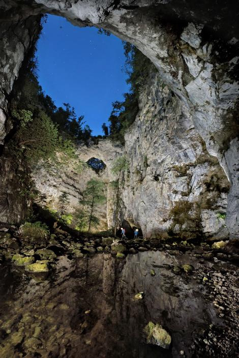 can canh nhung dong song xanh nhu ngoc chay trong hang dong o slovenia