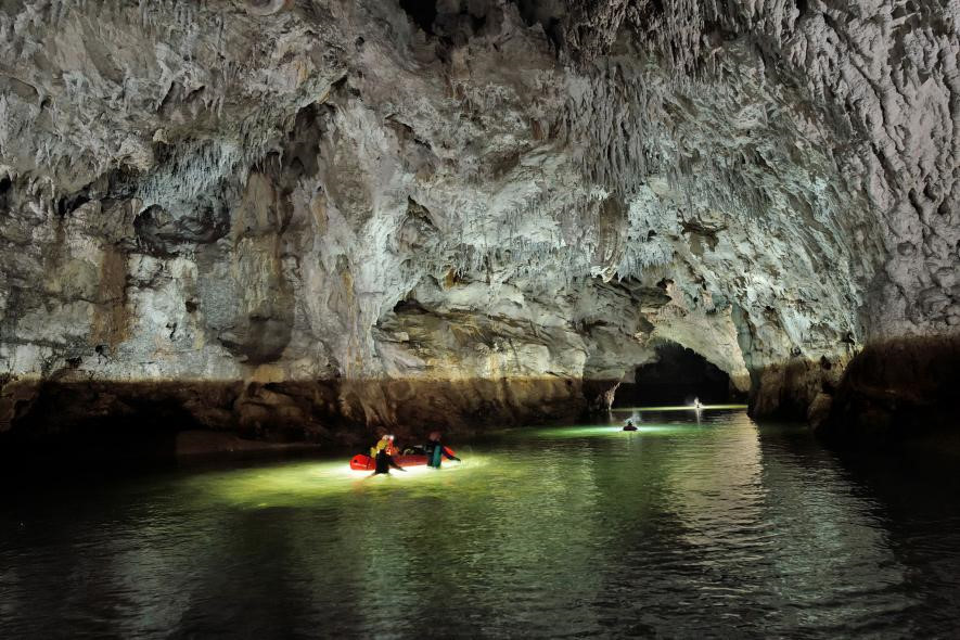 can canh nhung dong song xanh nhu ngoc chay trong hang dong o slovenia
