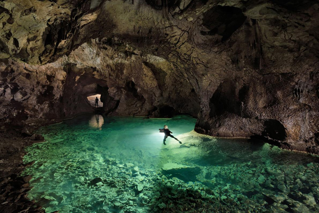 can canh nhung dong song xanh nhu ngoc chay trong hang dong o slovenia
