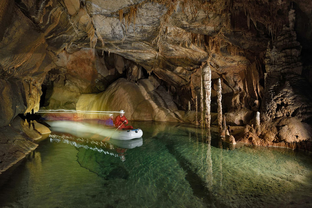 can canh nhung dong song xanh nhu ngoc chay trong hang dong o slovenia