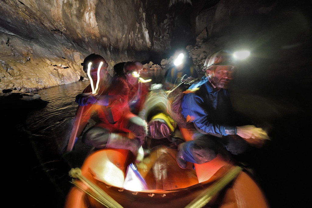 can canh nhung dong song xanh nhu ngoc chay trong hang dong o slovenia