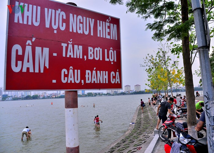 nguy hiem rinh rap khi boi o bai bien ho tay ngay ha noi nang nong