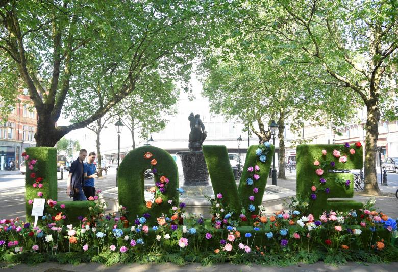 ruc ro sac mau hoi cho hoa o london