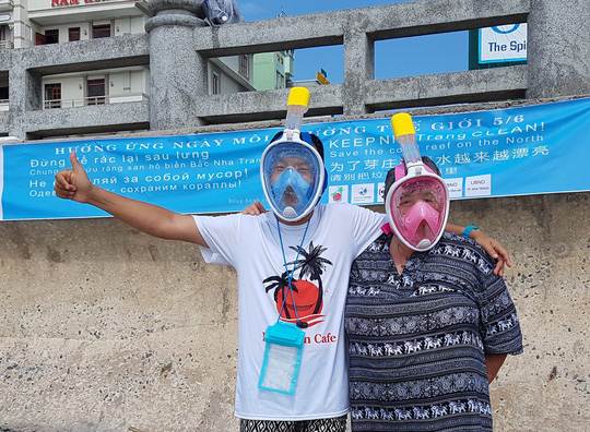 du khach nuoc ngoai don rac bien nha trang vi khong chiu noi