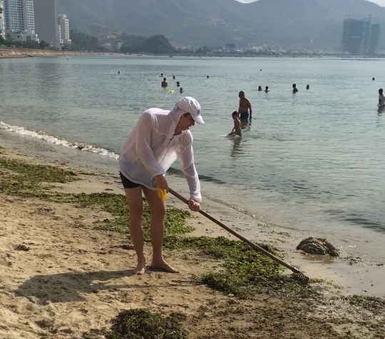 du khach nuoc ngoai don rac bien nha trang vi khong chiu noi