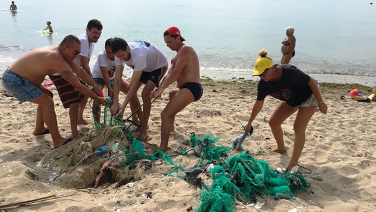 du khach nuoc ngoai don rac bien nha trang vi khong chiu noi