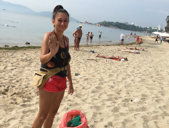 du khach nuoc ngoai don rac bien nha trang vi khong chiu noi