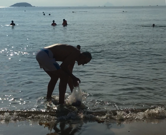 du khach nuoc ngoai don rac bien nha trang vi khong chiu noi