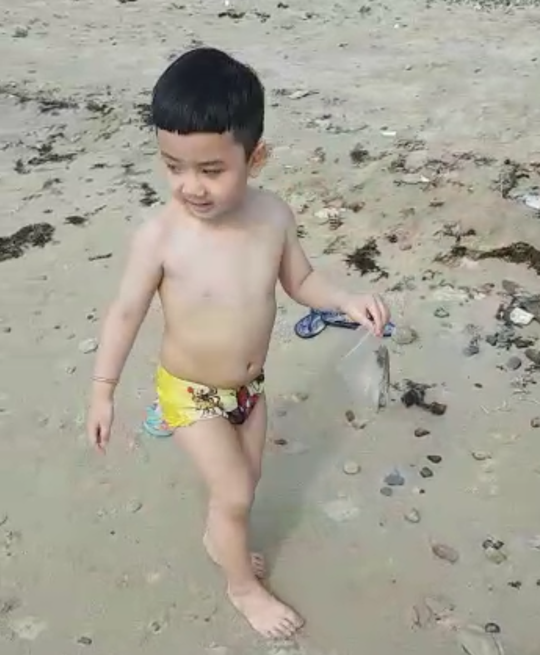 du khach nuoc ngoai don rac bien nha trang vi khong chiu noi
