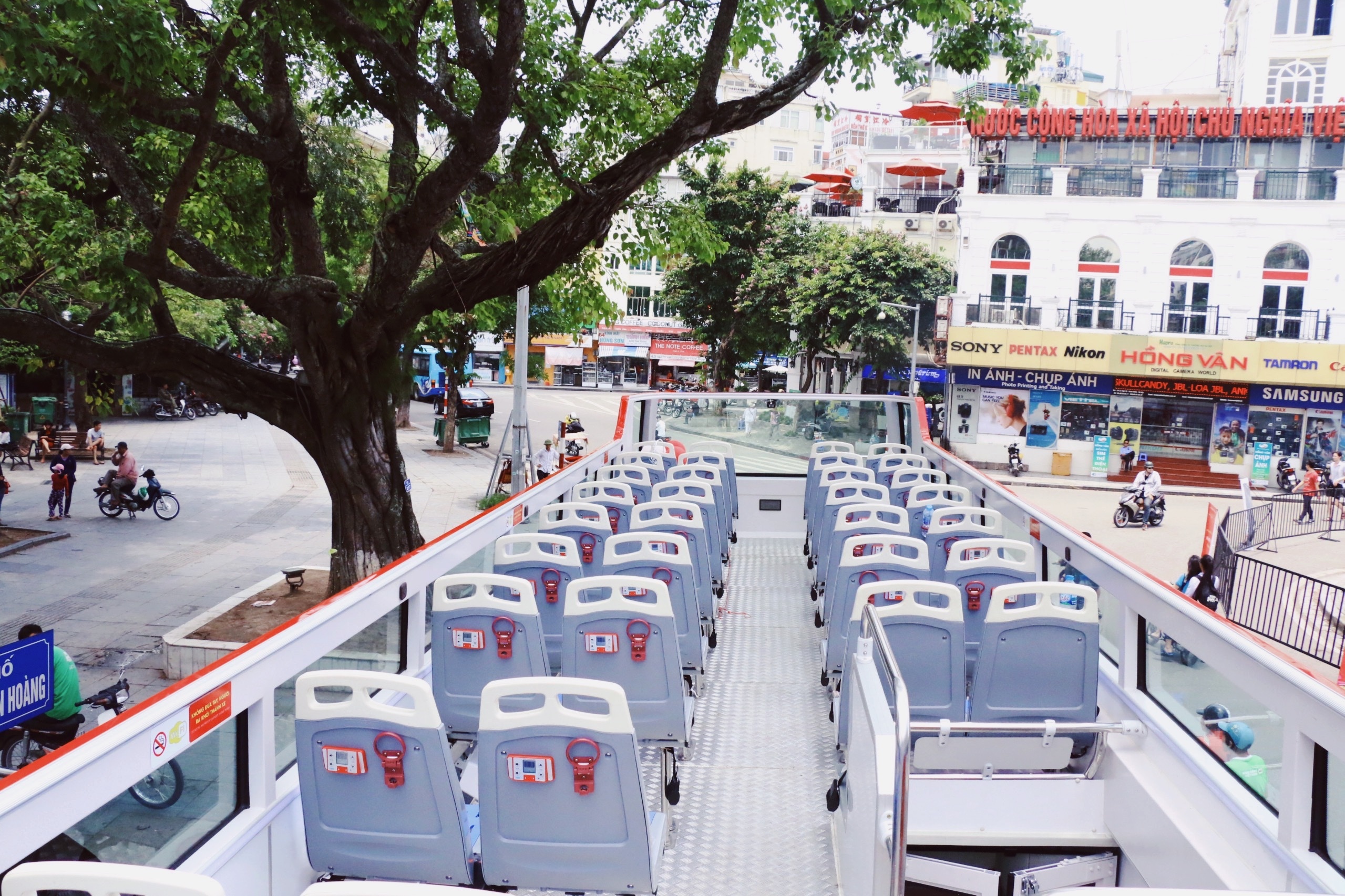 Trải nghiệm ngắm cảnh Hà Nội cực hay từ tầng hai của buýt mui trần trai nghiem ngam canh ha noi cuc hay tu tang hai cua buyt mui tran