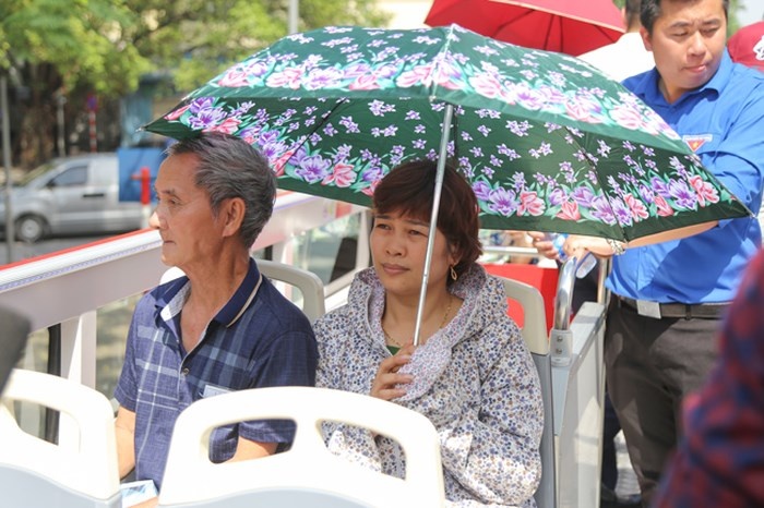 tranh cai cua cong dong mang xoay quanh gia ve cua xe buyt hai tang tai ha noi