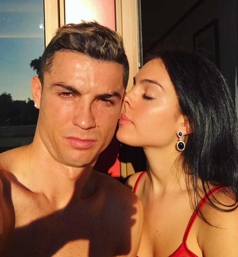 nhung ky nghi sang chanh cua ronaldo va ban gai