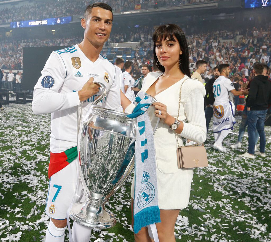 nhung ky nghi sang chanh cua ronaldo va ban gai