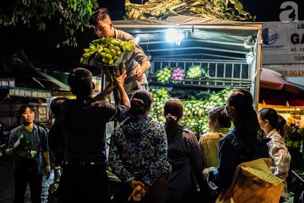 nhung ngay dau thang 6 cho hoa quang ba co them huong sac cua ca ngan bong sen