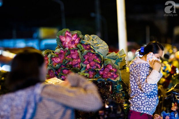 nhung ngay dau thang 6 cho hoa quang ba co them huong sac cua ca ngan bong sen
